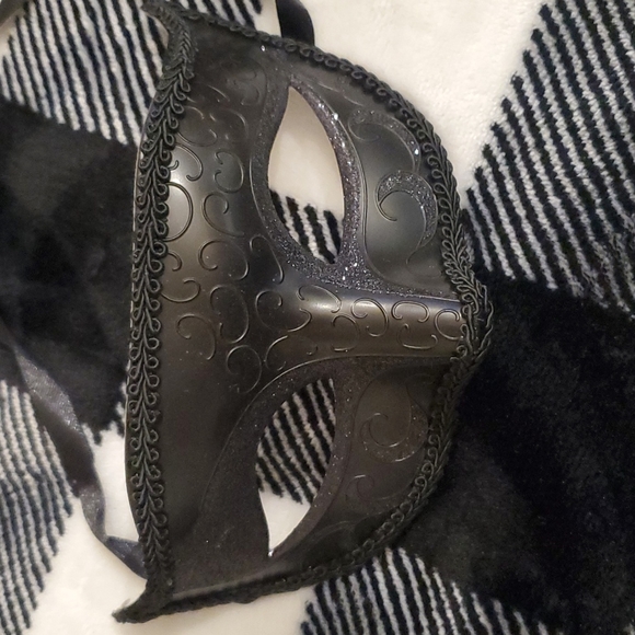 Brand new masquerade masks - Picture 2 of 4